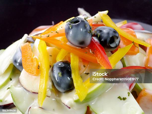 Apfelsalat Mit Farbenfrohen Pfeffer Und Schwarze Oliven Serviert Stockfoto und mehr Bilder von Feta