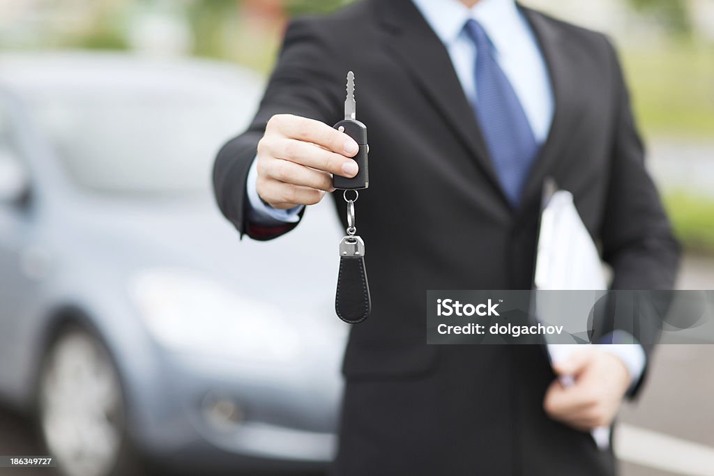 Homem com uma chave de carro fora - Royalty-free Adulto Foto de stock