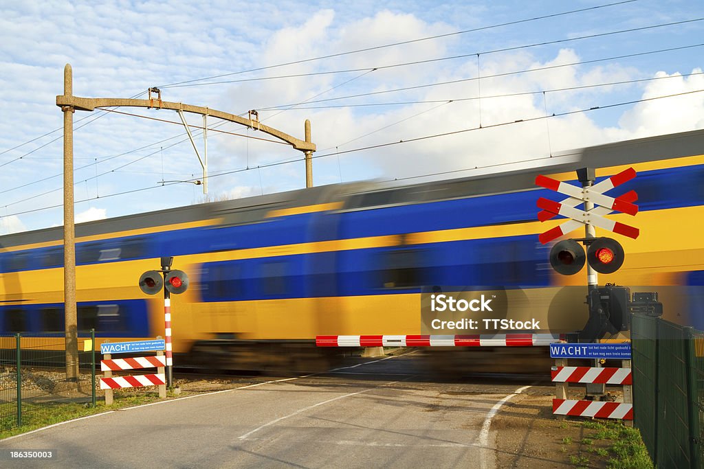 Dutch train en passant par un chemin de fer - Photo de Mouvement flou libre de droits