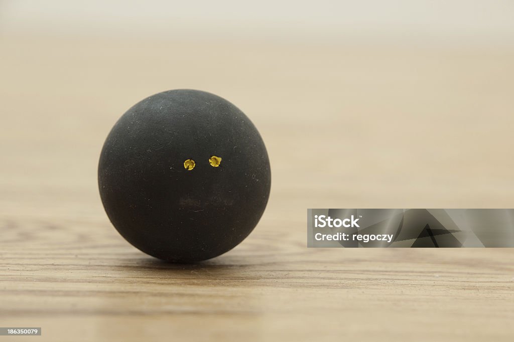 Dobro de pontos amarelos Bola de squash. - Foto de stock de Amarelo royalty-free