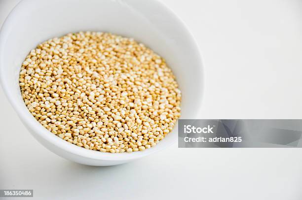 Photo libre de droit de Quinoa Dans Un Bol banque d'images et plus d'images libres de droit de En verre - En verre, Graine, Aliment