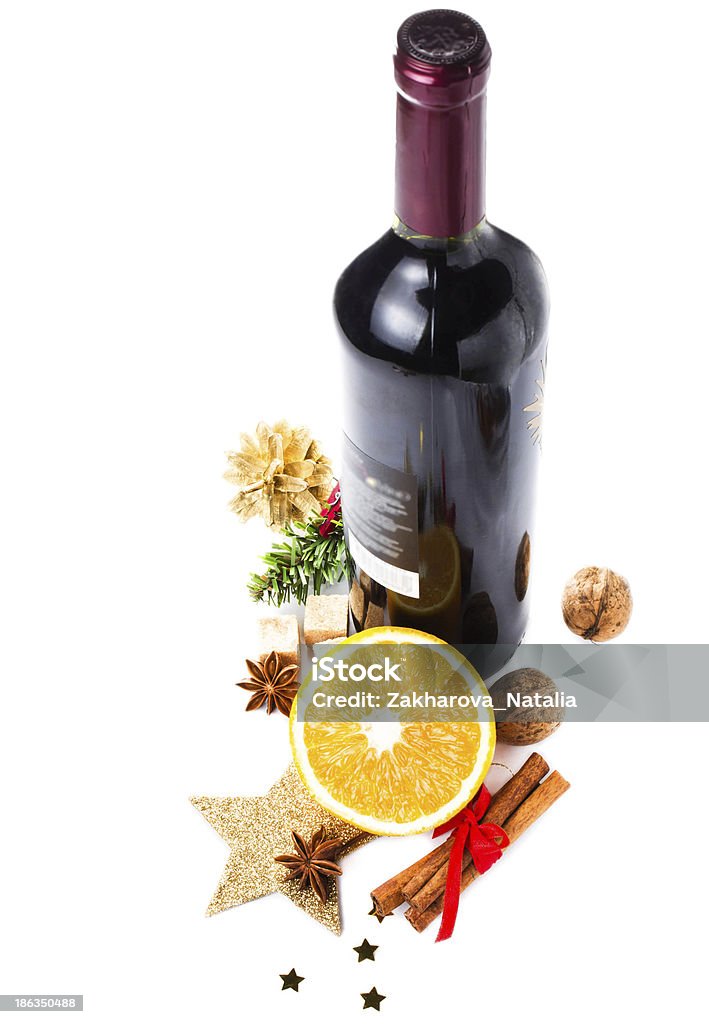 Czerwone wina butelkę i przyprawy na Boże Narodzenie gorące Grzane - Zbiór zdjęć royalty-free (Alkohol - napój)