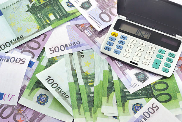 dinero y calculadora - currency euro symbol european union currency calculator fotografías e imágenes de stock