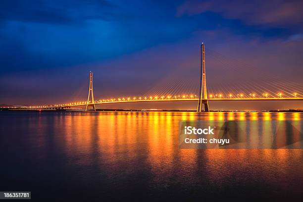 Ponte De Tirantes À Noite - Fotografias de stock e mais imagens de Ao Ar Livre - Ao Ar Livre, Armação de Construção, Arquitetura