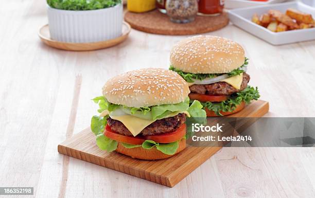Гамбургеры На Столе — стоковые фотографии и другие картинки Без людей - Без людей, Большой, Бургер