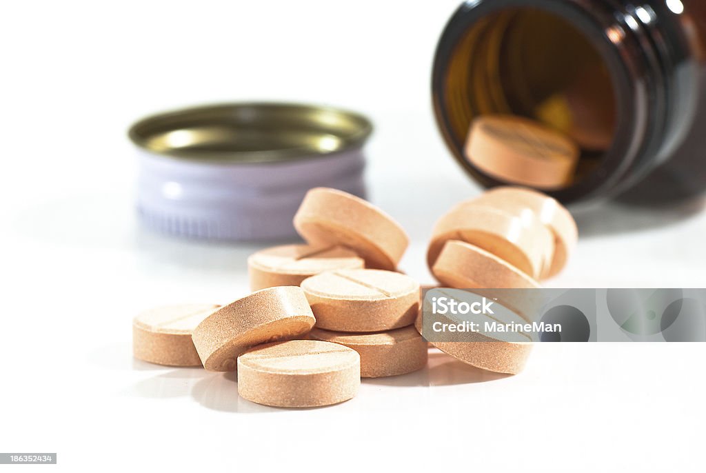 orange pastillas y medicina frasco sobre fondo blanco - Foto de stock de Adicción libre de derechos