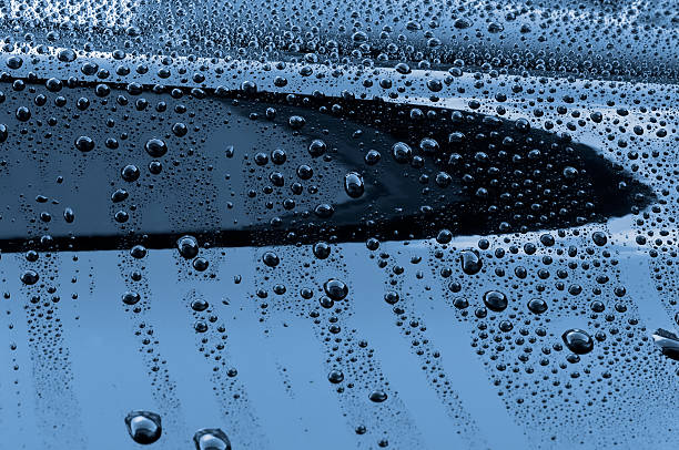 gouttes d'eau sur du vernis de peinture - car cleaning blue water photos et images de collection