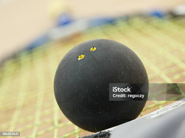 Doppelte Gelbe Punkte Squash Ball Auf Schläger Stockfoto und mehr Bilder von Aktivitäten und Sport - Aktivitäten und Sport, Athlet, Ausdauer