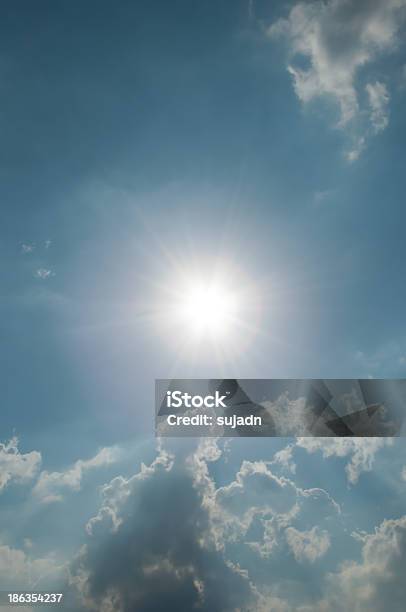 Flauschige Schöne Wolken Im Himmel Und Strahlenden Sonne Stockfoto und mehr Bilder von Abstrakt