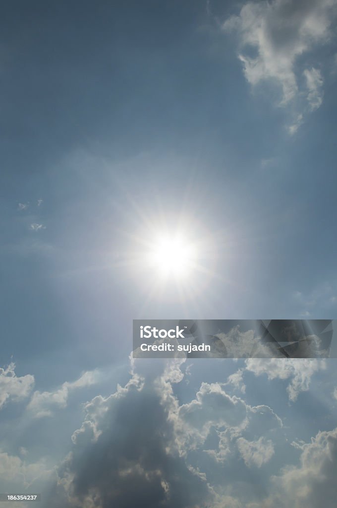 Les beaux nuages dans le ciel et soleil brille - Photo de Abstrait libre de droits