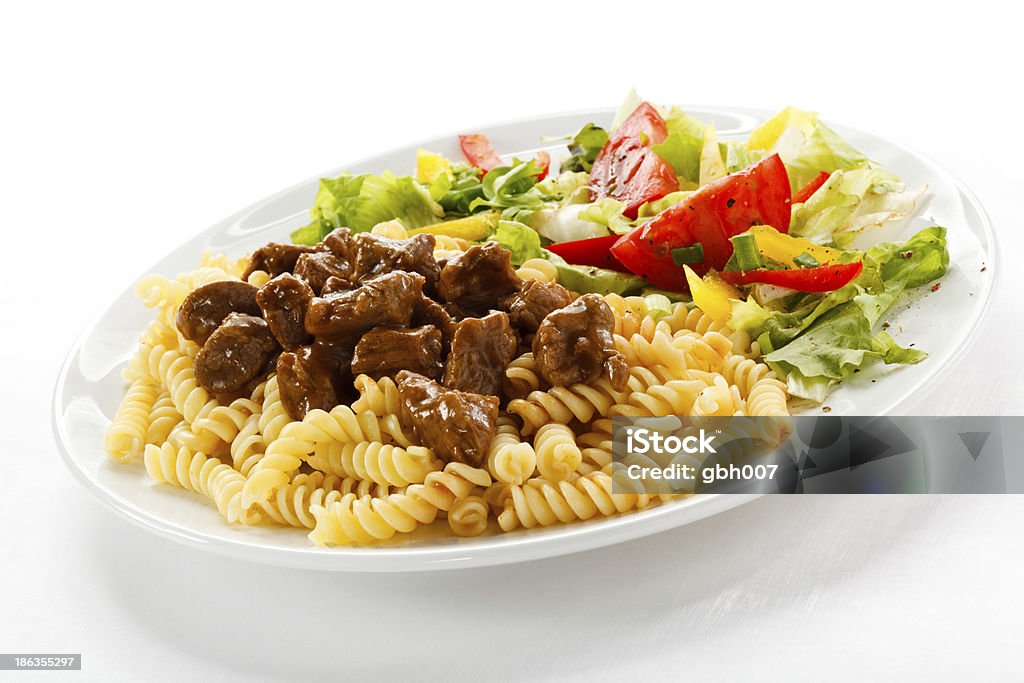 Des plats de pâtes et de viandes et légumes rôtis - Photo de Aliment libre de droits