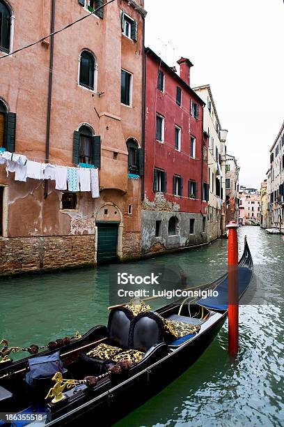 In Gondola In Canal A Venezia Italia - Fotografie stock e altre immagini di Acqua - Acqua, Acqua fluente, Ambientazione esterna