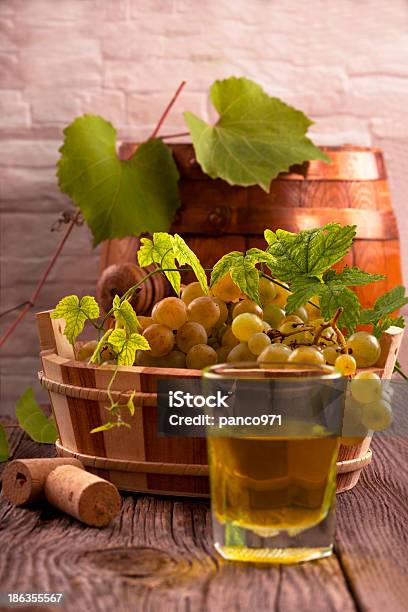 Foto de Uvas E Vinhos e mais fotos de stock de Antigo - Antigo, Barril, Barril de vinho