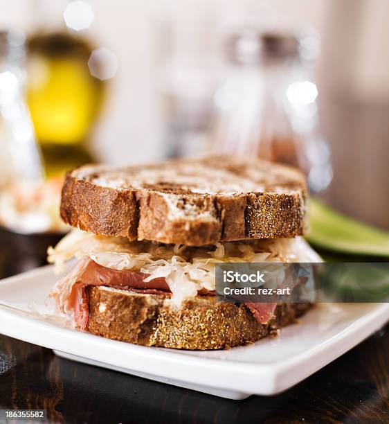 Panino Di Reuben Con Kosher Cetriolino Sottaceto E Insalata Di Cavoli - Fotografie stock e altre immagini di Panino di Reuben