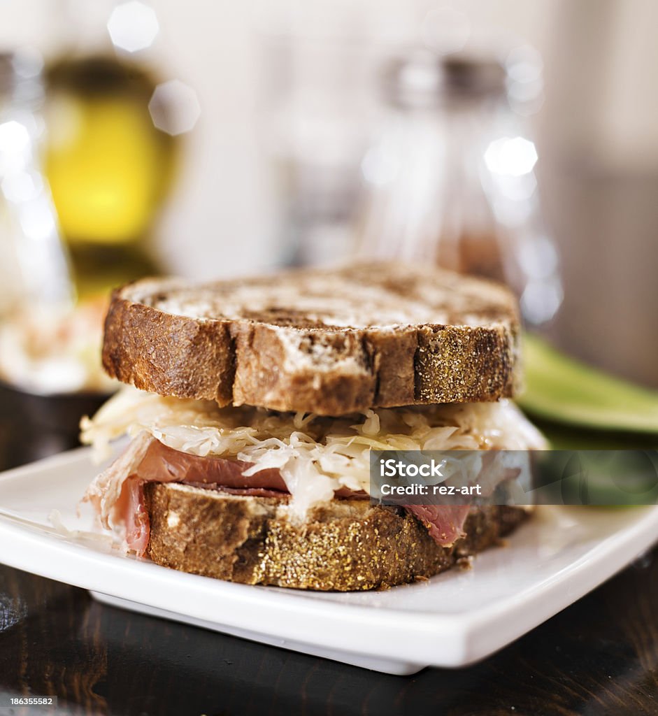 reuben 샌드위치, 유대교식 딜 피클 및 코울슬로 - 로열티 프리 루벤 샌드위치 스톡 사진