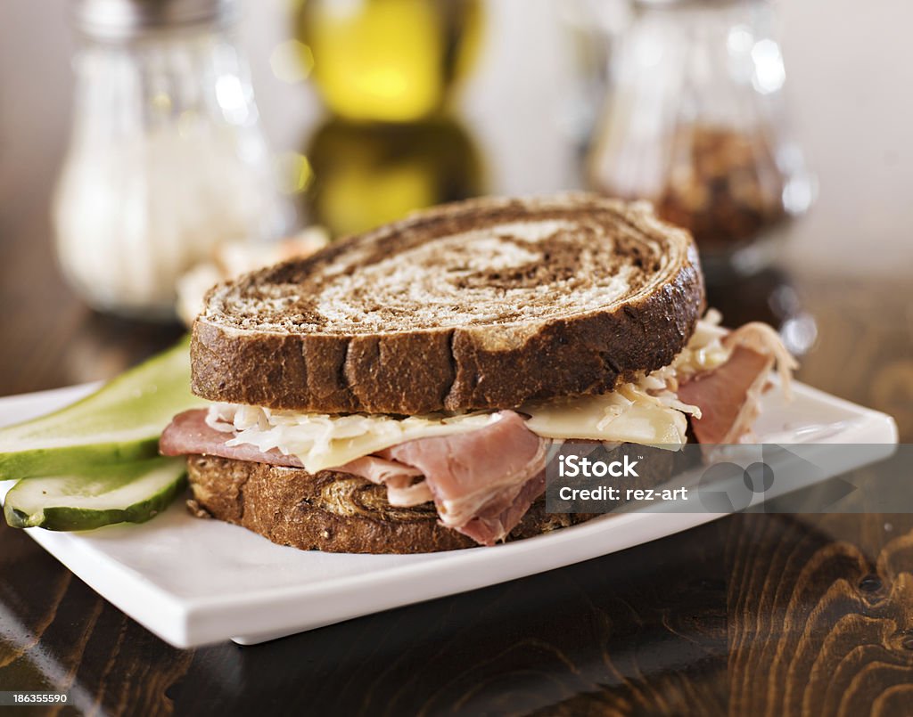 reuben-sandwich mit koscheren Dillgurke und Weißkrautsalat - Lizenzfrei Krautsalat Stock-Foto