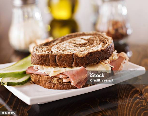 Reubensandwich Mit Koscheren Dillgurke Und Weißkrautsalat Stockfoto und mehr Bilder von Krautsalat