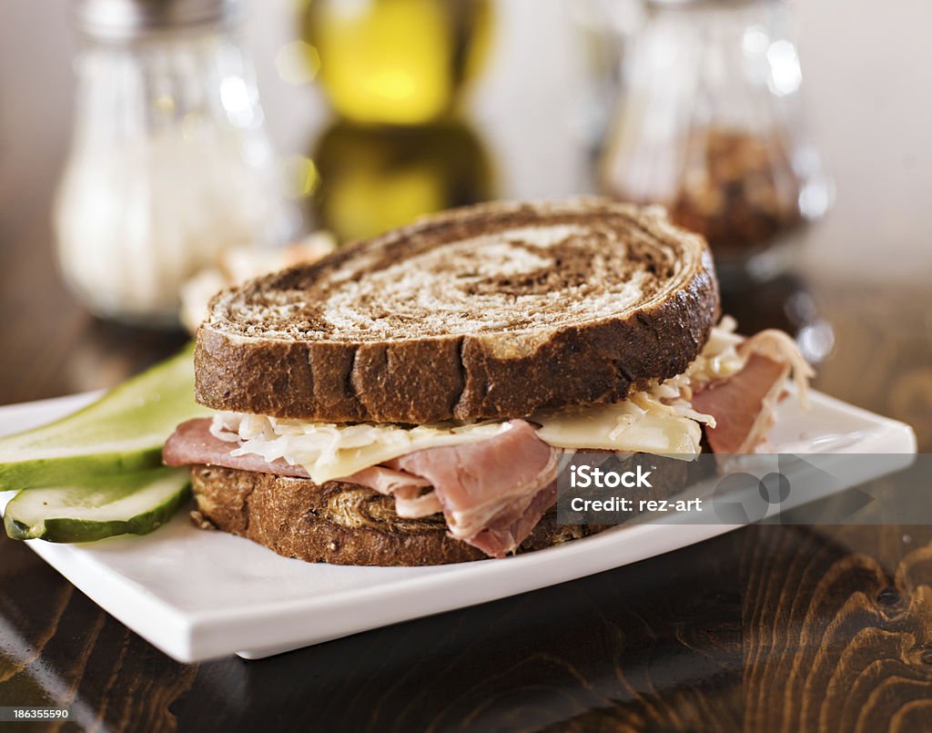 Panino di reuben con kosher Cetriolino sott'aceto e Insalata di cavoli - Foto stock royalty-free di Insalata di cavoli