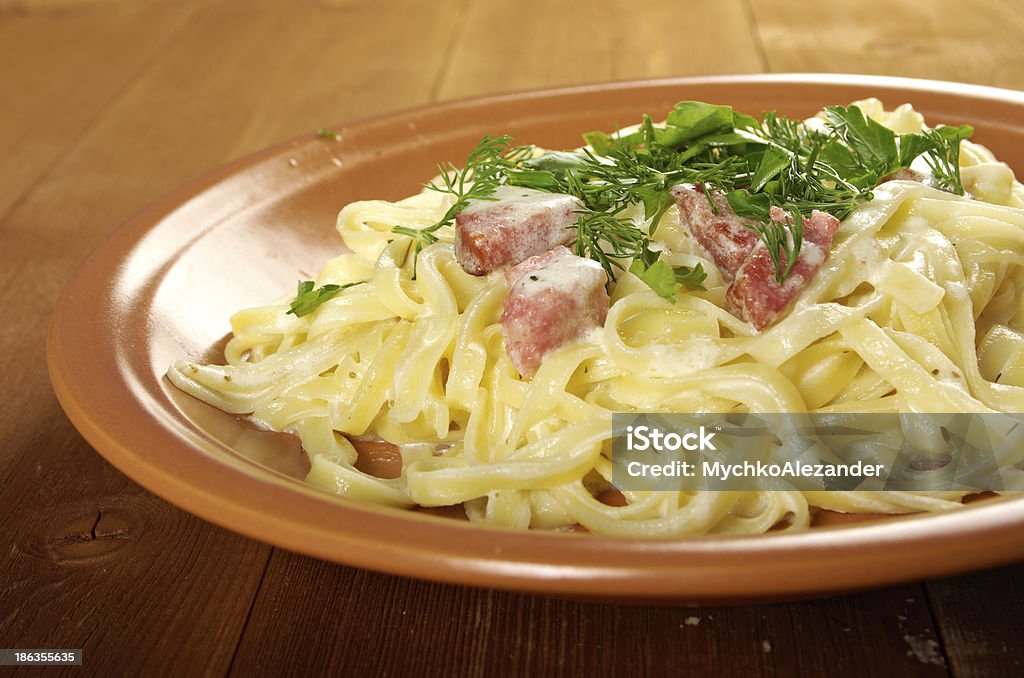 pasta Fettuccine Alfredo - Foto stock royalty-free di Cibi e bevande