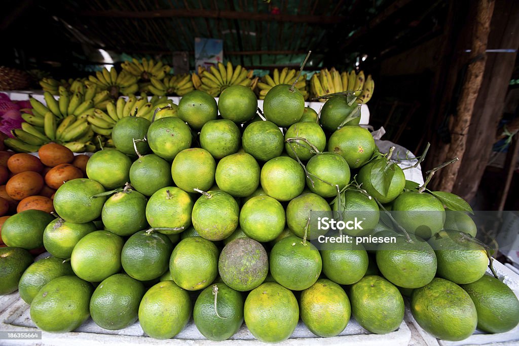 Colorato pila di lime in Cambogia mercato - Foto stock royalty-free di Agrume