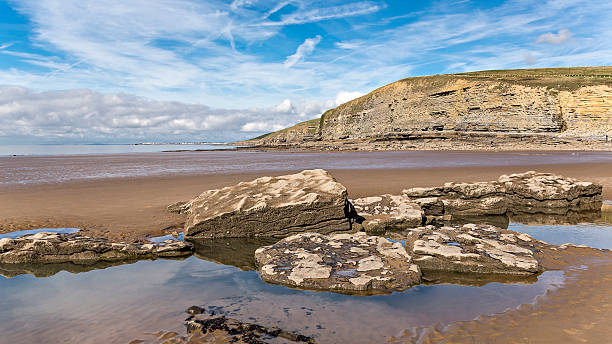 dunraven baie dans la vallée de glamorgan, au pays de galles - wales south wales coastline cliff photos et images de collection