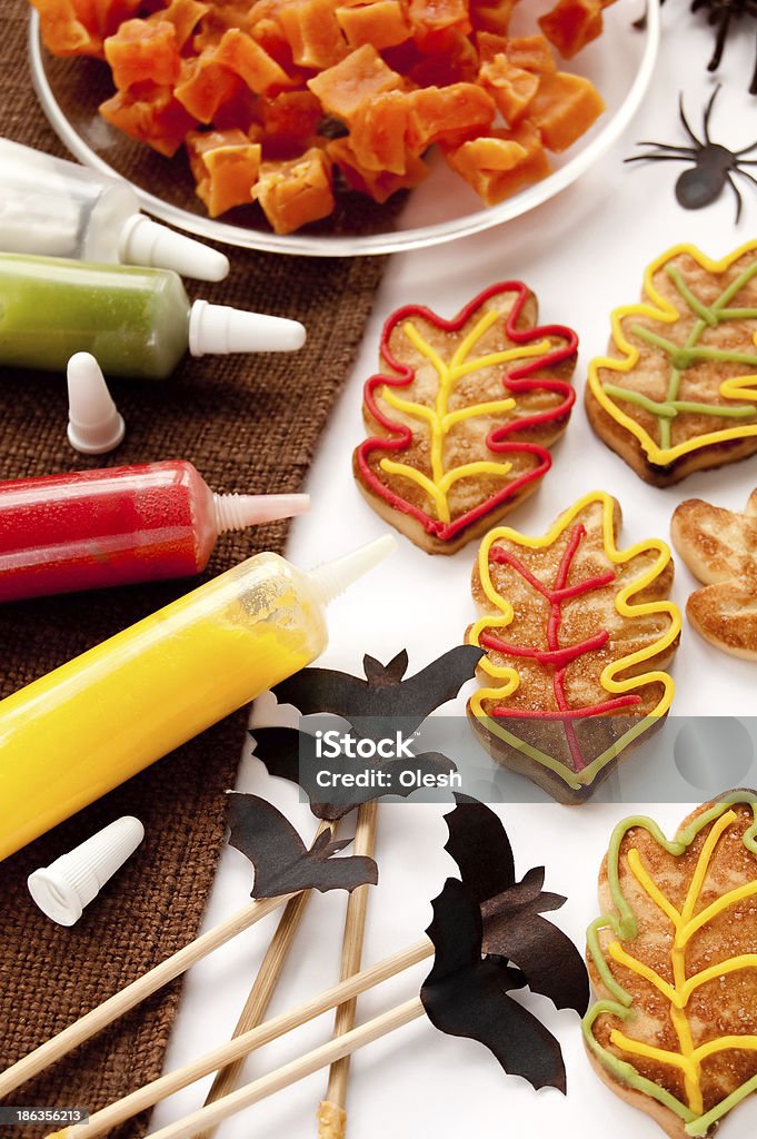 Las Cookies en la forma de hojas - Foto de stock de Al horno libre de derechos