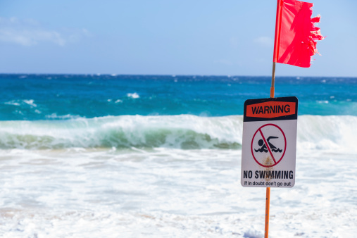 Advertencia señal de prohibido nadar, Sandy beach, Oahu, Hawaii photo