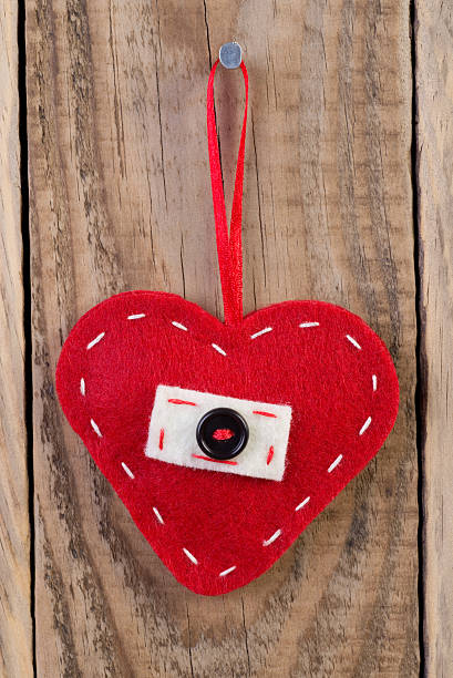 weihnachtsdekoration in form von herzen - heart shape textile button hanging stock-fotos und bilder