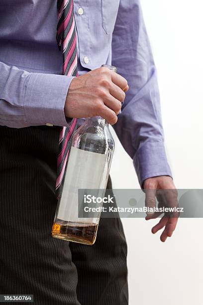 Bêbedo Isoladamente Homem De Terno - Fotografias de stock e mais imagens de Abuso de Álcool - Abuso de Álcool, Adulto, Beber