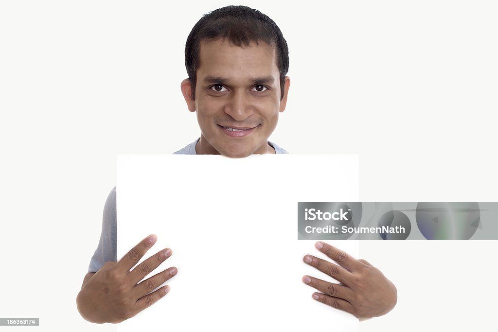 Indian homem mostrando placa em branco, isolada - Foto de stock de Homens royalty-free