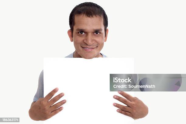 Foto de Indian Homem Mostrando Placa Em Branco Isolada e mais fotos de stock de Homens - Homens, Moldura de Quadro - Equipamento de arte e artesanato, Apontar - Sinal Manual