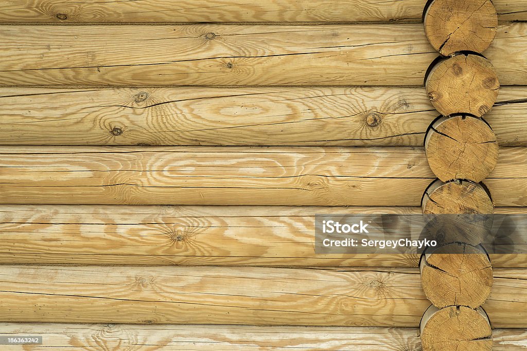 Textura, una pared hecha de registros de madera - Foto de stock de Agrietado libre de derechos