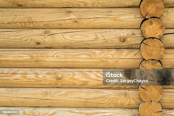 Textura Una Pared Hecha De Registros De Madera Foto de stock y más banco de imágenes de Agrietado - Agrietado, Círculo, Efecto texturado