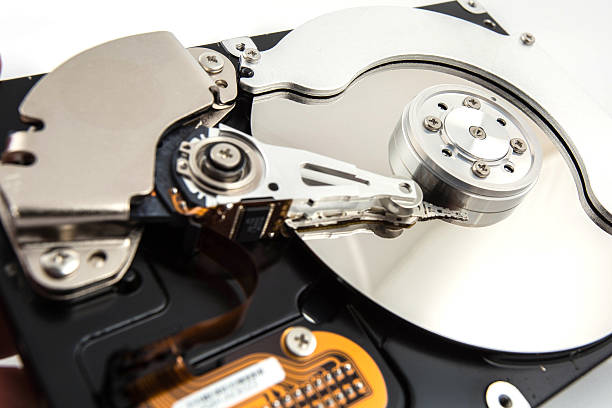 オープンホワイト��の backgroud のハードドライブ - hard drive computer part hardrive disk ストックフォトと画像