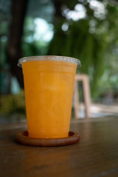 suco de laranja fresco em um copo de plástico. bebida de verão - transparent ideas lid glass - fotografias e filmes do acervo