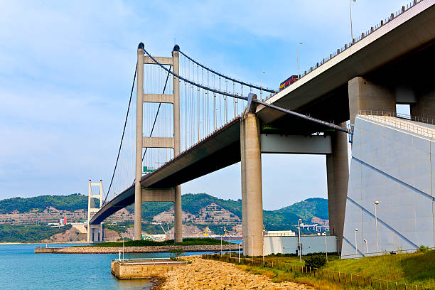 橋でモダンな都市 - suspension bridge 写真 ストックフォトと画像