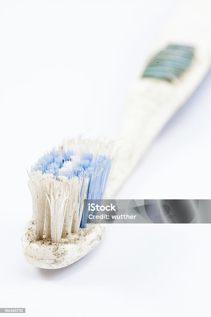 Vecchio Spazzolino da denti su sfondo bianco - Foto stock royalty-free di Attrezzatura