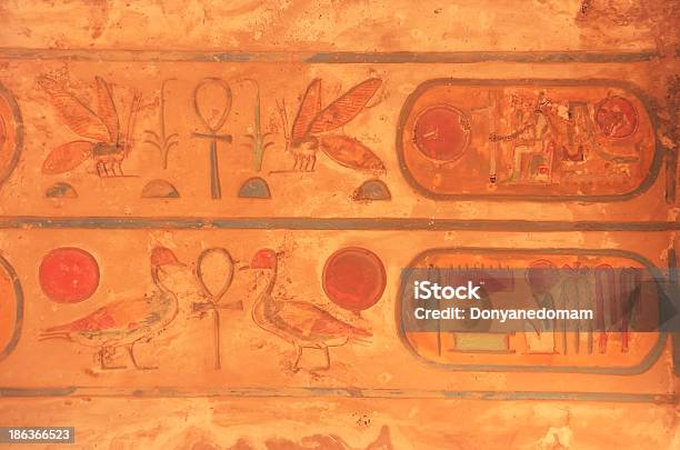 Foto de Escultura Colorida Teto Complexo De Templos De Karnak Luxor e mais fotos de stock de Templos de Karnak