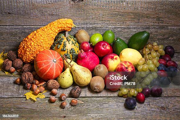 Frutas Sobre Un Fondo De Madera Aún Vida Foto de stock y más banco de imágenes de Agricultura - Agricultura, Aire libre, Alimento