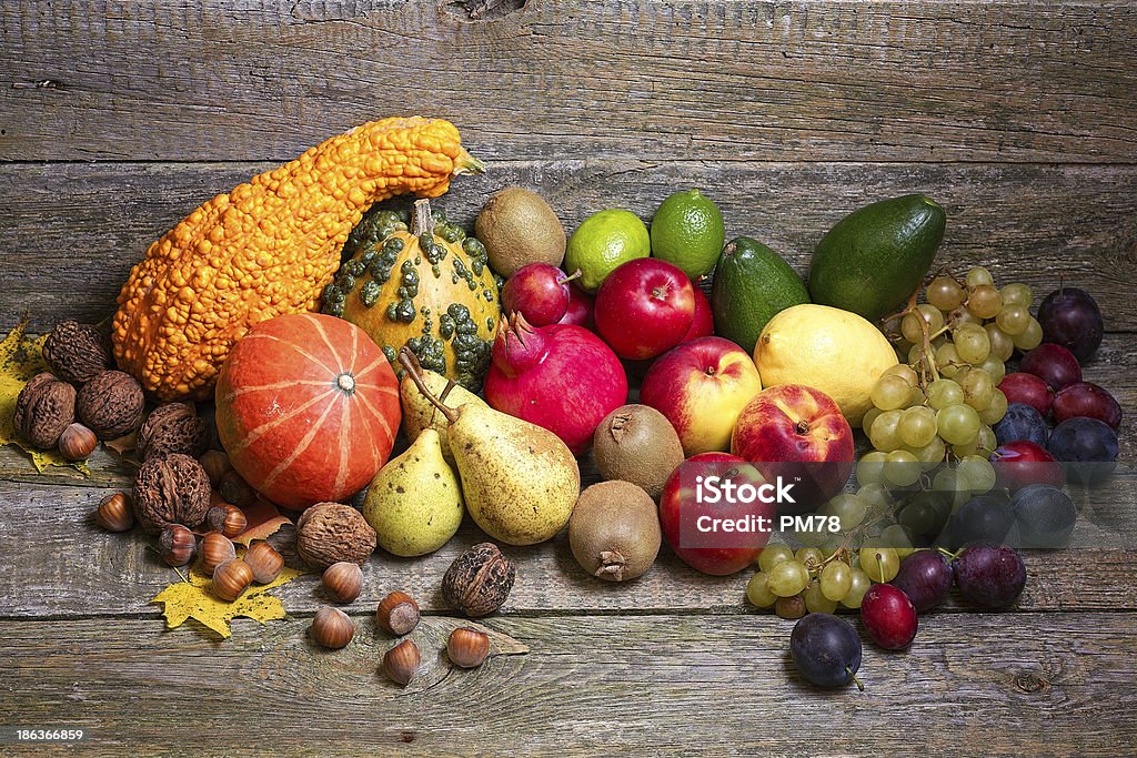 Fruits sur un fond en bois.  Nature morte. - Photo de Agriculture libre de droits