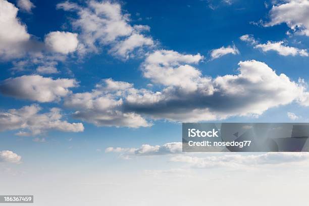 Céu Azul E Nuvens Brancas - Fotografias de stock e mais imagens de Abstrato - Abstrato, Ao Ar Livre, Azul