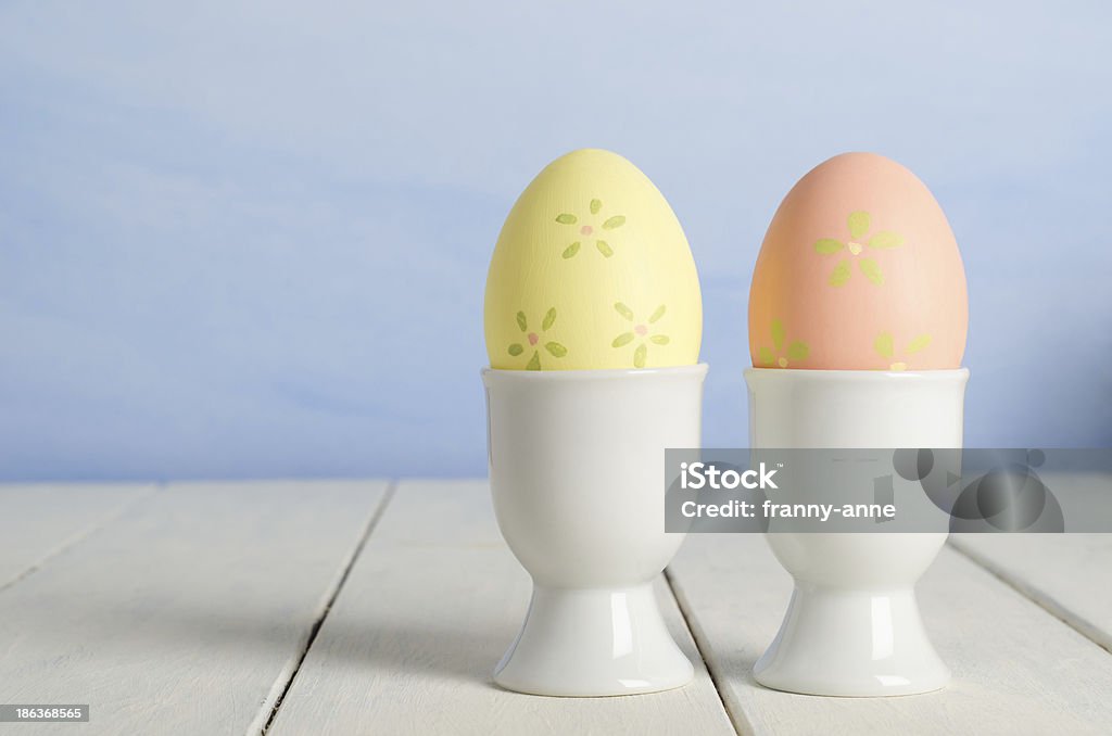 Huevos de Pascua pintados en recipientes - Foto de stock de Huevo de Pascua libre de derechos