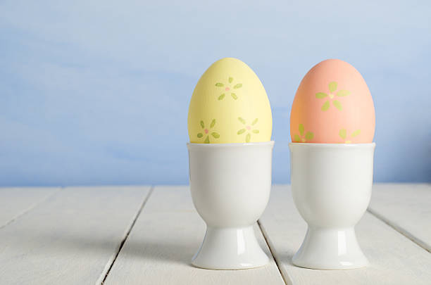 dipinto uova di pasqua in tazze - two eggs foto e immagini stock