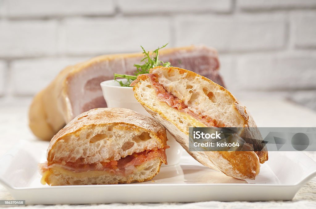 ciabatta Pão de Queijo Prensado Sanduíche com presunto de parma e Tomate - Royalty-free Alface Foto de stock