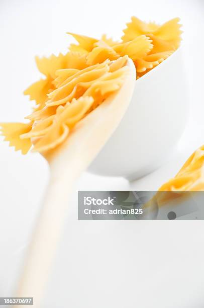 Farfalle Massa Em Uma Tigela - Fotografias de stock e mais imagens de Alimentação Saudável - Alimentação Saudável, Almoço, Amarelo