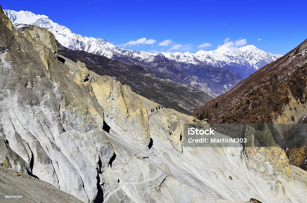 Berg Wanderer zu Fuß in die Berge mit weißem peaks Hintergrund - Lizenzfrei Abenteuer Stock-Foto