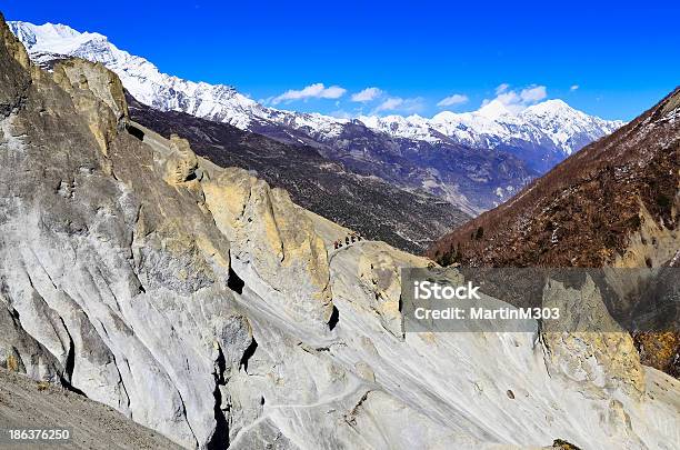 Góra Trekkers Chodzenie W Góry W Tle Biały Peaks - zdjęcia stockowe i więcej obrazów Alpinizm - Alpinizm, Azja, Badanie