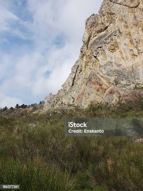 Céu E Rock - Fotografias de stock e mais imagens de Ao Ar Livre - Ao Ar Livre, Azul, Beleza