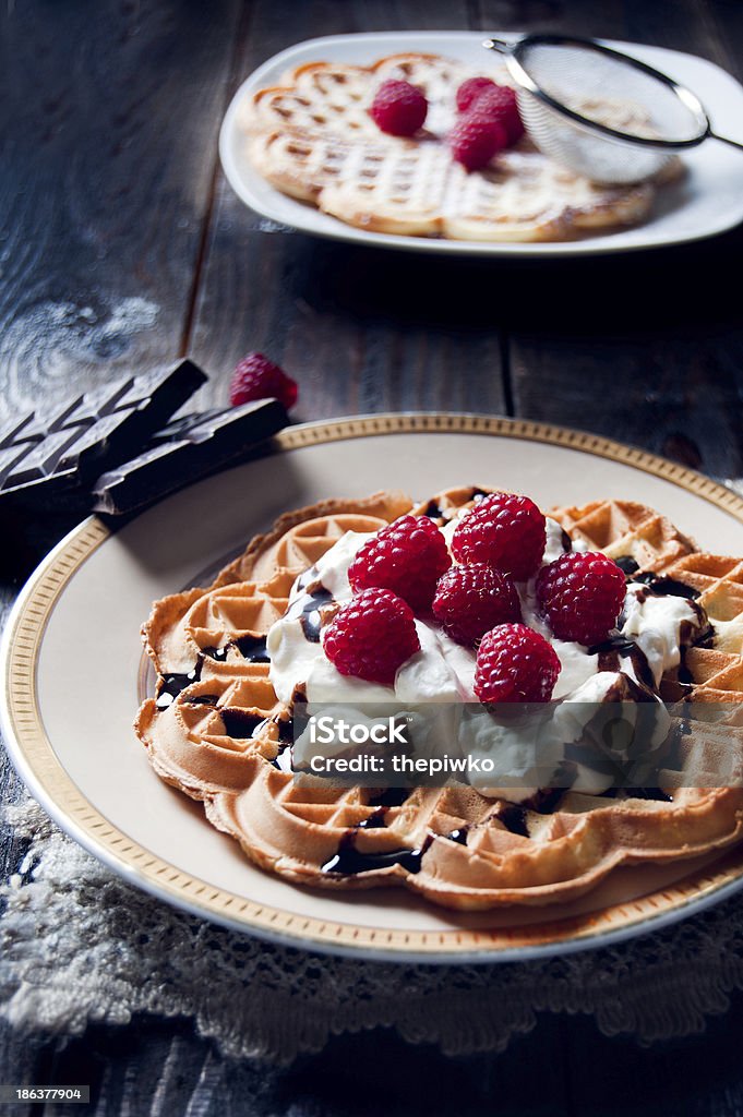 waffles con deliciosos dulces y frutas - Foto de stock de Actividad de fin de semana libre de derechos