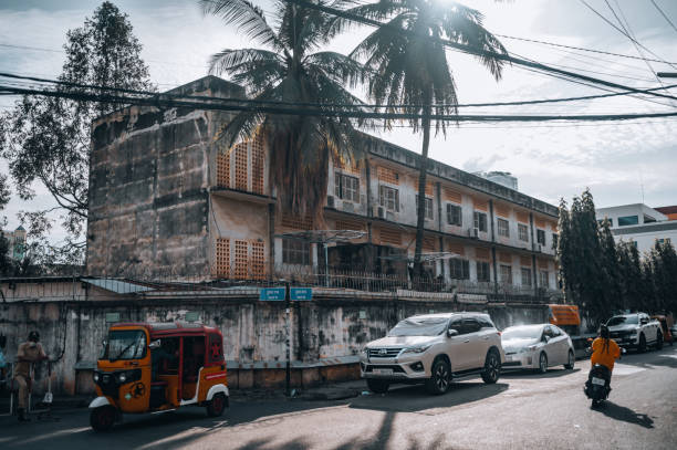 das tuol sleng genozid-museum - völkermord in kambodscha stock-fotos und bilder